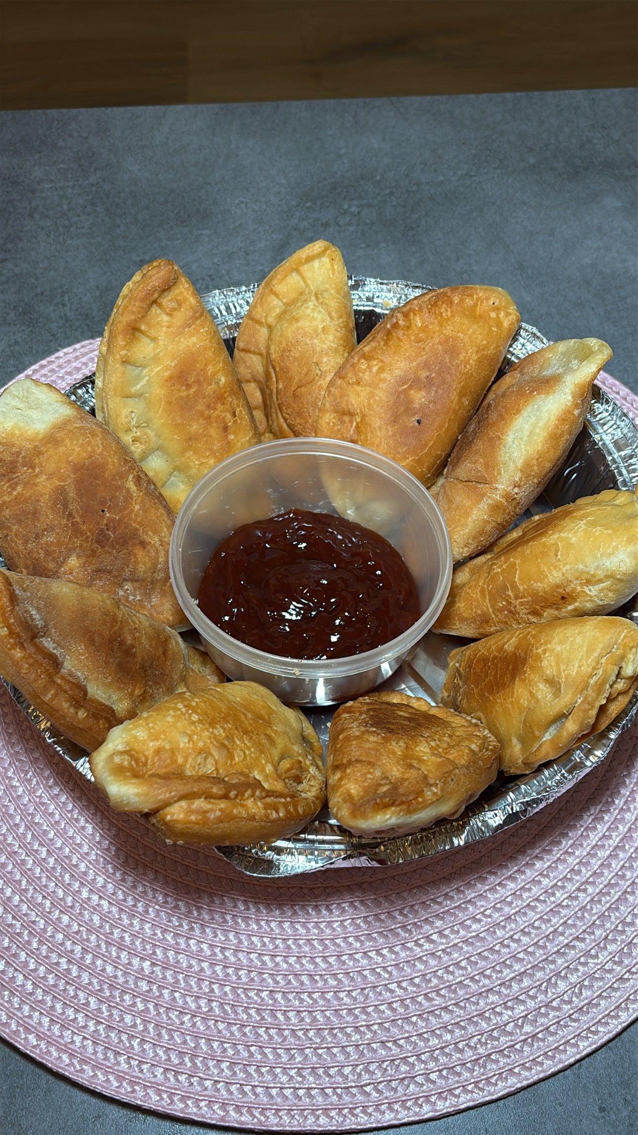 Pastels maison au bœuf haché,thon– 12 pièces + sauce