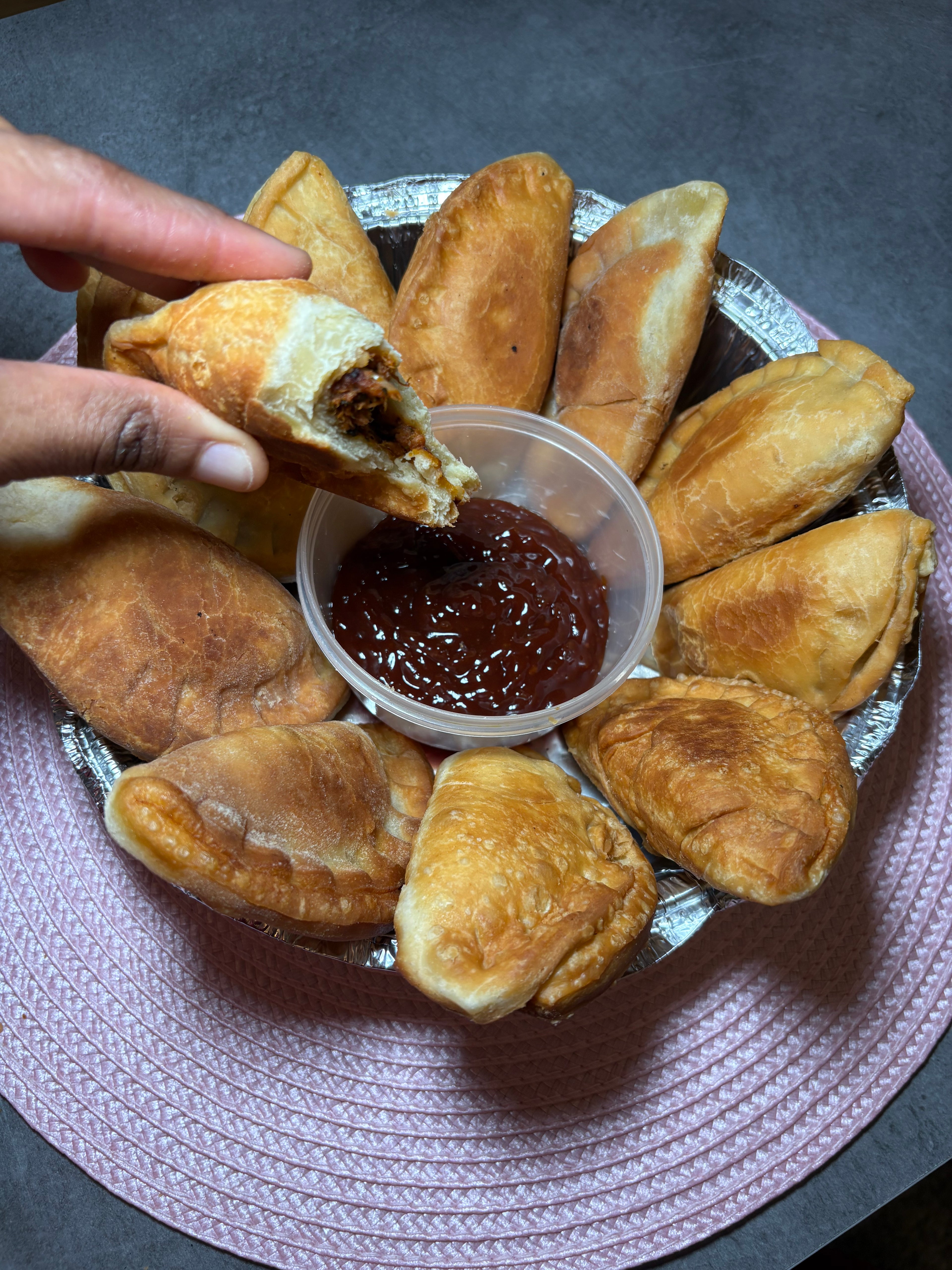 Pastels maison au bœuf haché,thon– 12 pièces + sauce