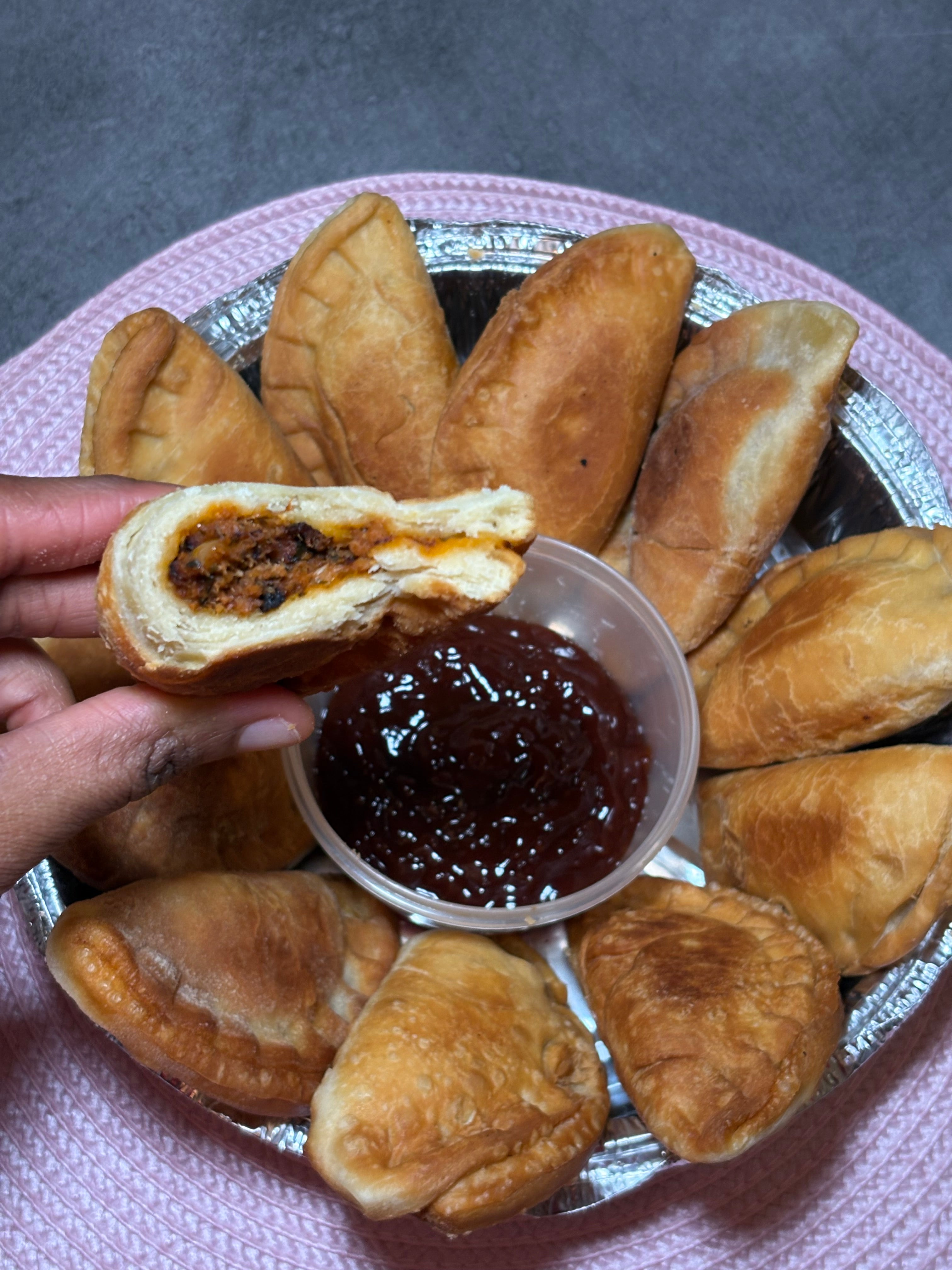 Pastels maison au bœuf haché,thon– 12 pièces + sauce