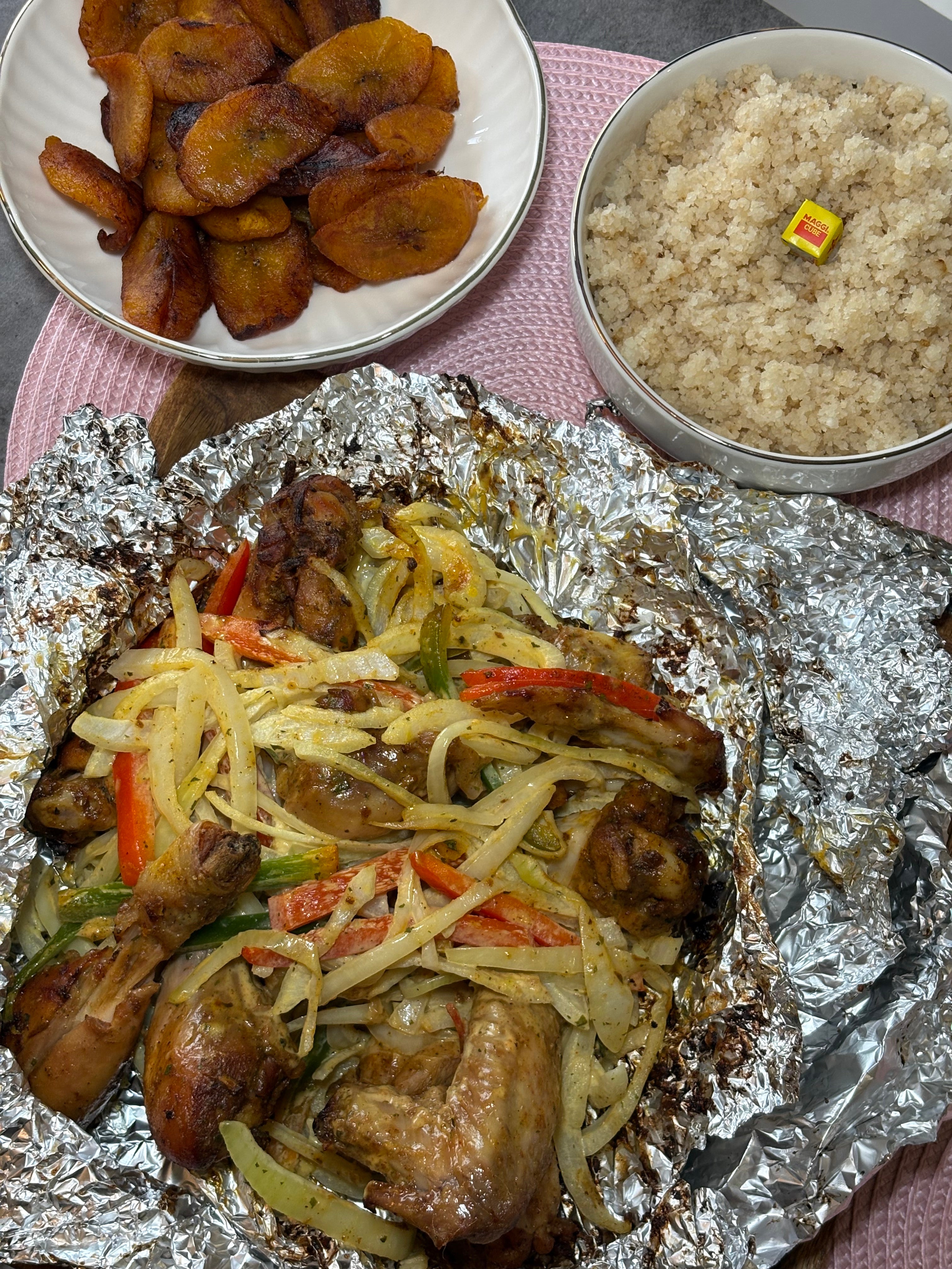 Choukouya de poulet, attiéké & alloco